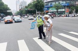  北京市出臺(tái)“友好九條”交通信號(hào)燈要保證老人能安全通過